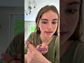 Ela enrolou o cabelo só com o dedo