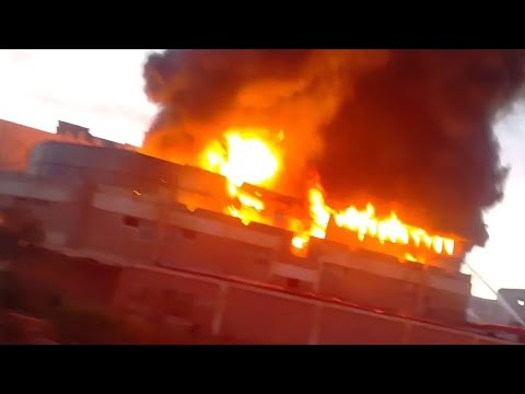 اندلاع حريق داخل مصنع فى أكتوبر والحماية المدنية تحاول إخماده حريق مصنع بلاستيك فى ٦ اكتوبر