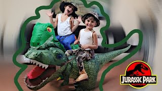 Efe ile emire T-rex aldık. Bakalım hangi dinozor daha büyük!! Resimi