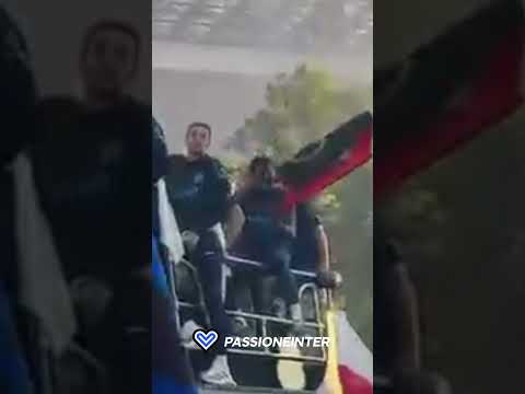 Video Thuram con lo striscione contro il Milan durante la festa scudetto 21 dell'Inter!