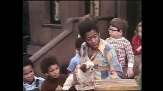 Clic Sesame Street - Delivery Man Gives A Bone To Oscars Pet 1975