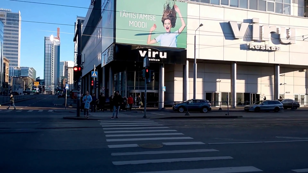 Walking to Viru Keskus