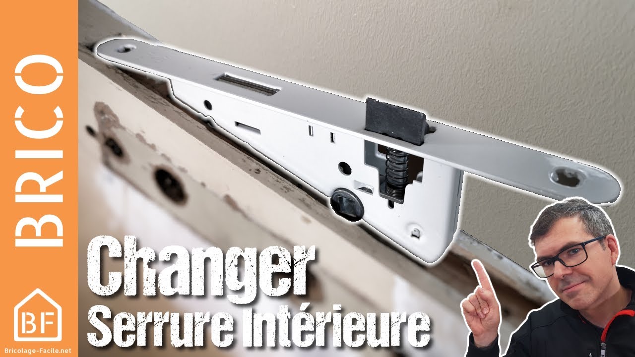 Changer, installer une poignée de porte de chambre avec verrou à clé qui  peut fermer 