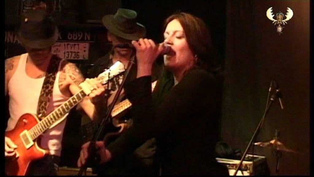 Jenn B Blues band - How'd you learn to shake - live @ Bluesmoose café