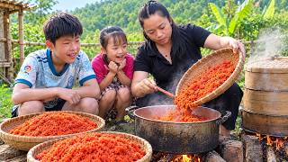 Download lagu Huy, Nhien, and Hoa made sticky rice with gac fruit – a traditional Vietnamese dish.