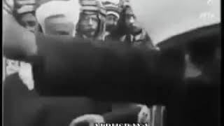 الشريف الحسين بن علي عام 1925 م وهو يودع شيوخ قبائل العرب وعلى يساره المجاهد الشيخ رمضان باشا الشلاش