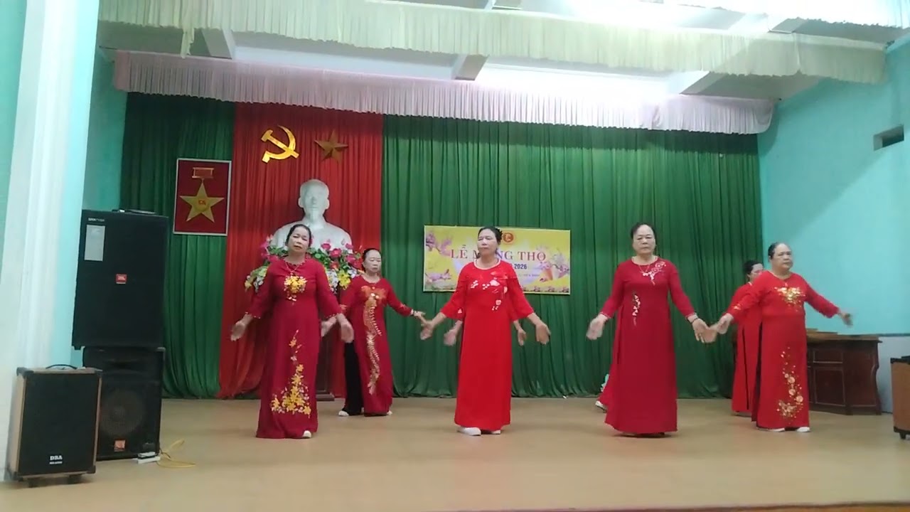 các cụ Tổ dân phố An đông  múa mừng thọ các cụ