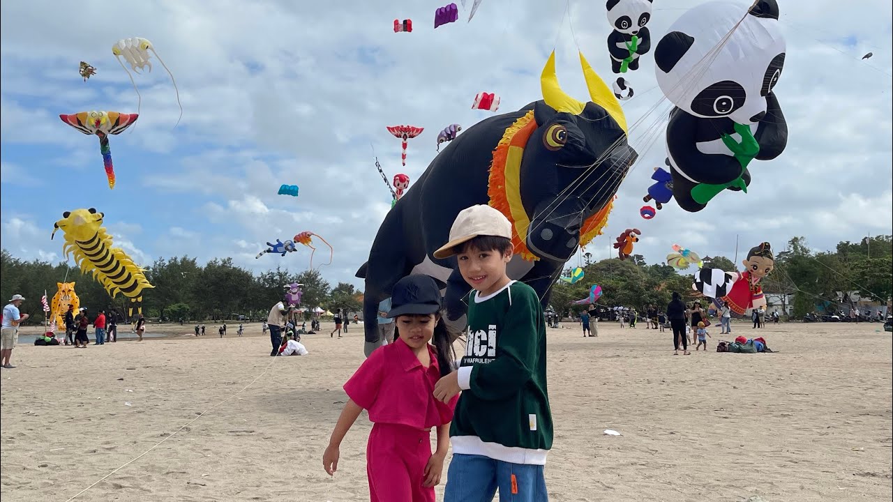 Festival layang-layang di pantai Mertasari