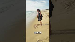 Elle a écrit “Dieu” dans le sable… puis le miracle 🌊✨ Elle a écrit “Dieu” dans le sable… puis le miracle 🌊✨