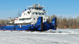 Ледокол ломает лед на Сухой Самарке