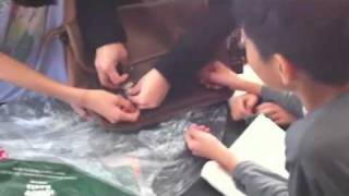 The memorable unwrapping of her long awaited roots bag!!!
weeepeeeee!!!!