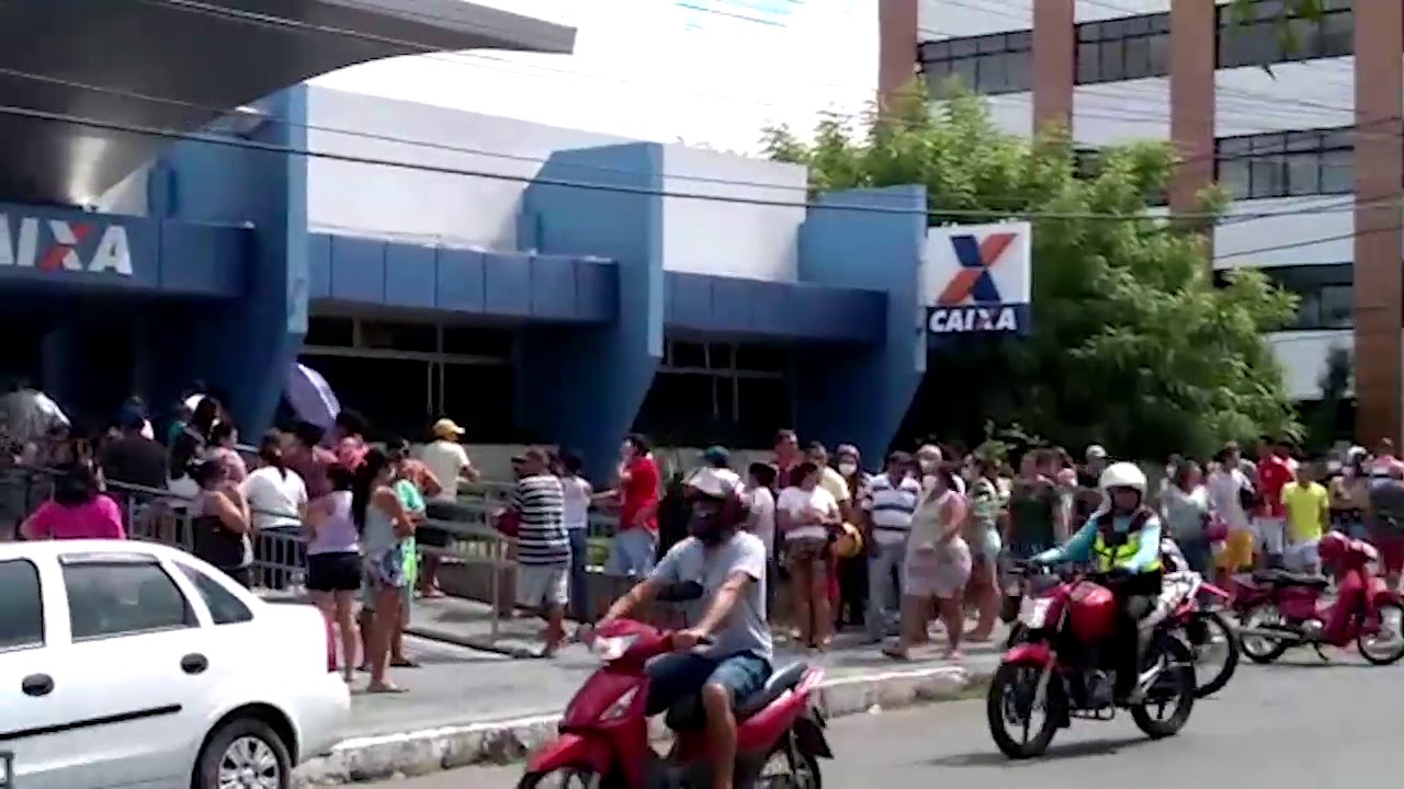 Registro de aglomerações de pessoas na Caixa Econômica Federal de ...