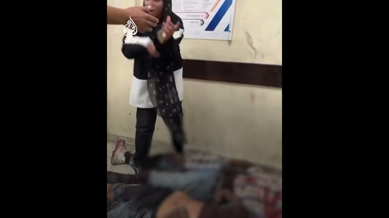 لحظات قاسية عاشتها فتاة فلسطينية وهي تلقي نظرة الوداع على جثامين والدها وأشقائها الشهداء في غزة