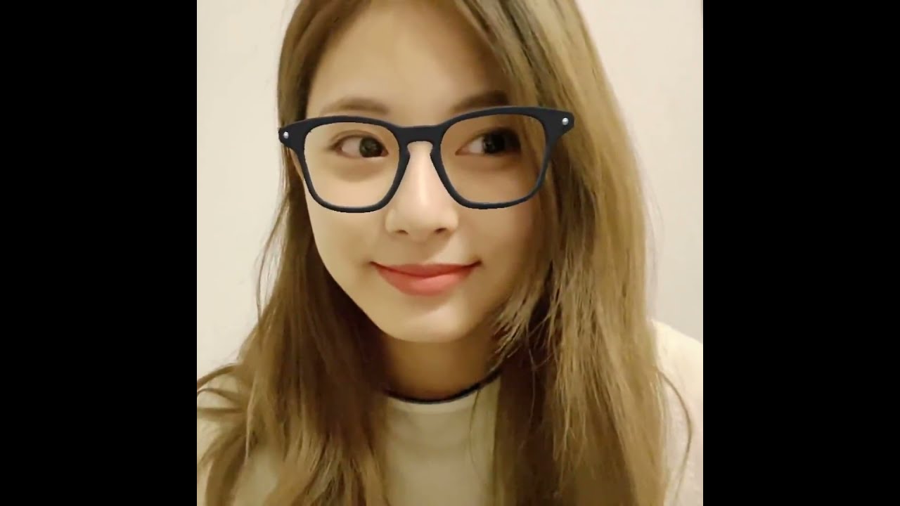Tzuyu playing with the Glasses Filter.