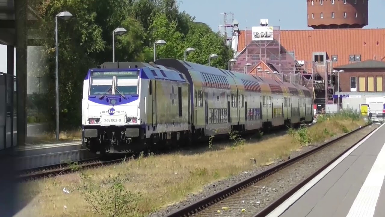Cuxhaven Bahnhof mit Metronom und Güterzug