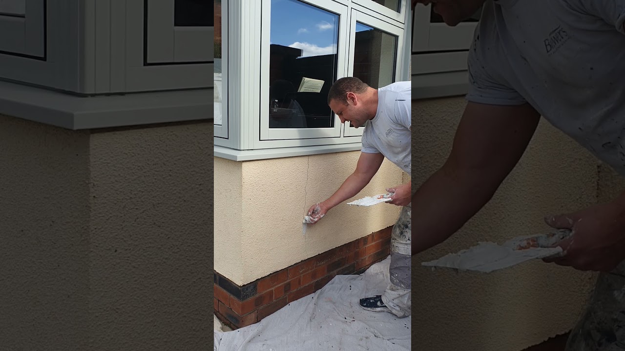 Filling a crack in roughcast render