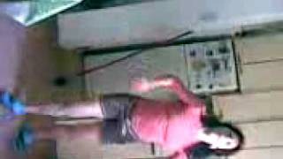 Mi mama intentando bailar electro