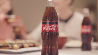Tam Kıvamında Karnıyarık Yanında Buz Gibi Bir Coca-Cola Inıçıkar
