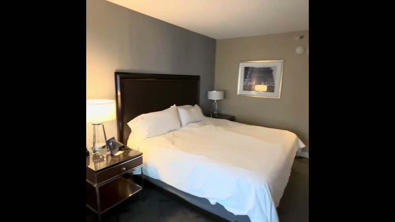 Room and Pool Tour of Chicago Renaissance ⭐️⭐️⭐️