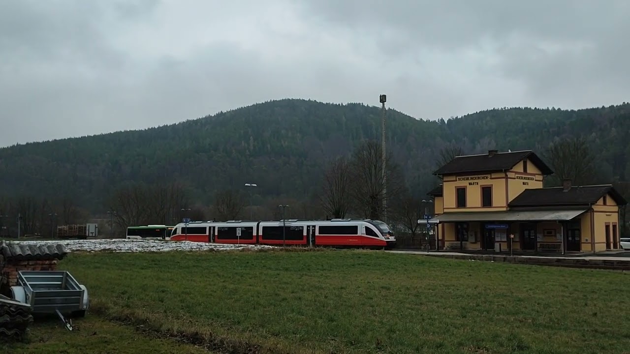 Zug fährt ein. Station Haltestelle Scheiblingkirchen ÖBB baut Infrastruktur aus