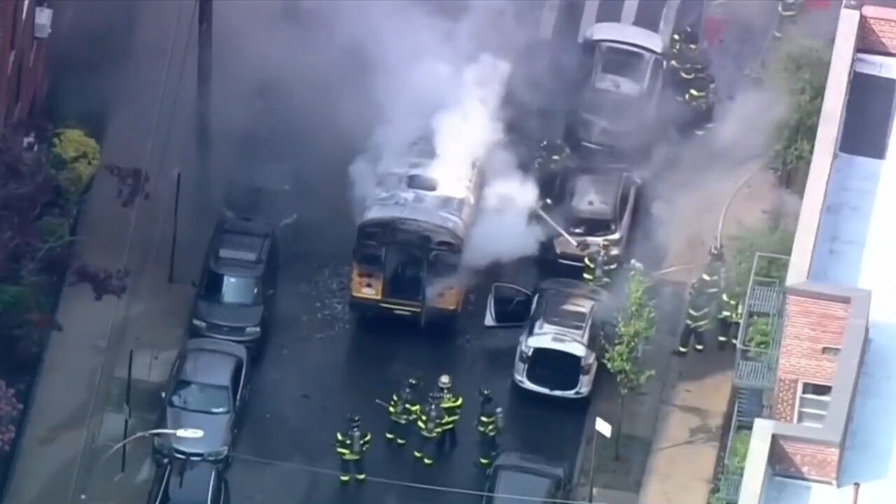 Students escape fire on NYC school bus - YouTube