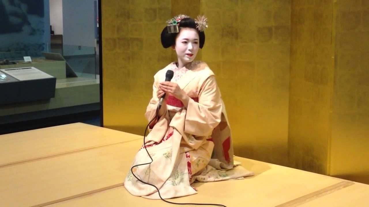 祇園甲部　団扇 気品と気さくさが同居する妙 祇園甲部・小扇さん 「令和の芸舞妓