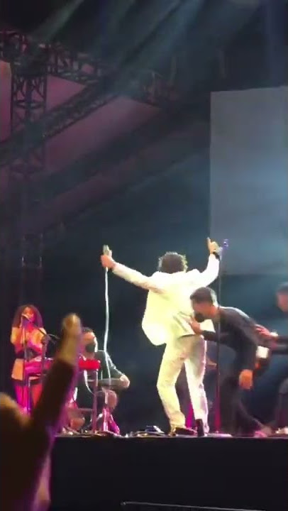 Pamungkas terjatuh saat lagu flying solo