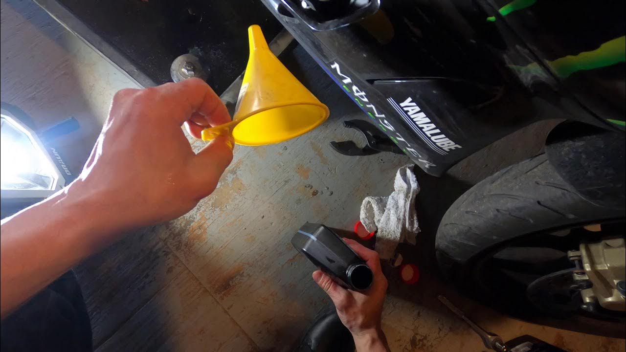 2021 Yamaha r3 oil change+ oil light reset. A first person moto