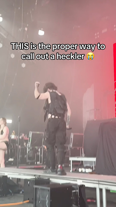 Singer calls out heckler in the most savage way mid show… 🔥😳 #livemusic #concert #rockstar #emo