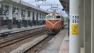 The E200-type E201 locomotive (a single electric locomotive) detached and departed on train 727, ...