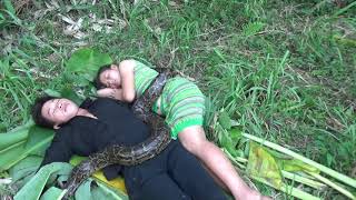 Primitive Life: Giant Anaconda Python Sleep With People - Primitive Couple Catch Big Python By Hand