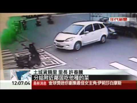 過馬路回家... 驚! 婦等紅燈 遭機車"砸"死