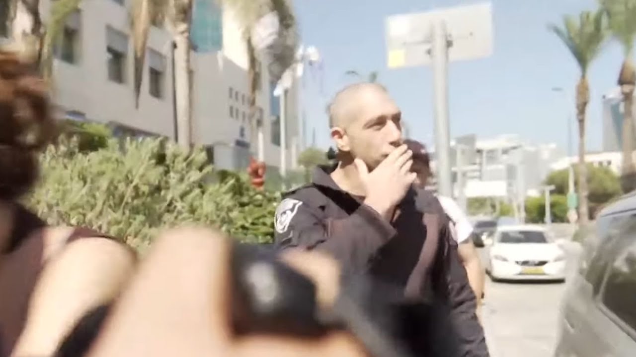 במחיאות כפיים וחיבוקים: השוטרים החשודים בהכאת מפגינים הגיעו למשרדי מח"ש