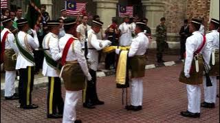 Perbarisan keluar kawalan kehormat RAMD dan kawad panji-panji.