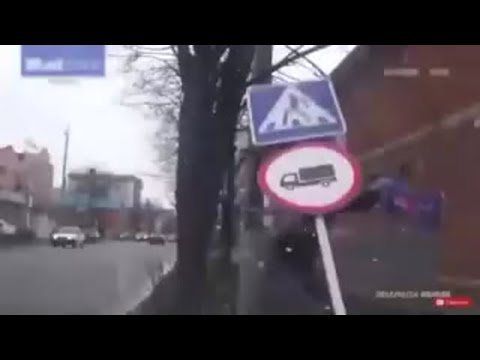 Дорожным знаком по голове ДТП