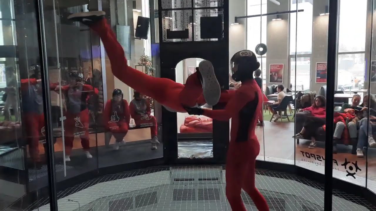 Pierwszy lot w tunelu aerodynamicznym. Aerodynamiczny Tunel. Lot w tunelu aerodynamicznym.