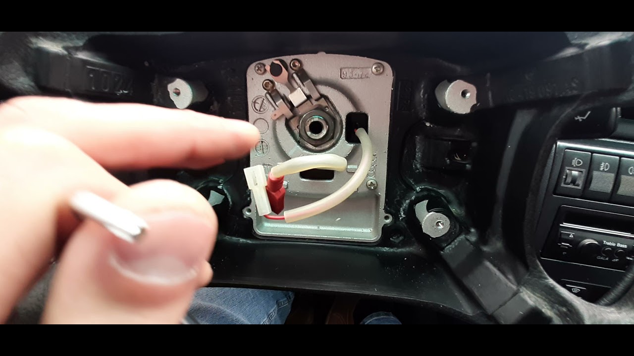 Добраться до замка зажигания ауди а 4 б5. - YouTube