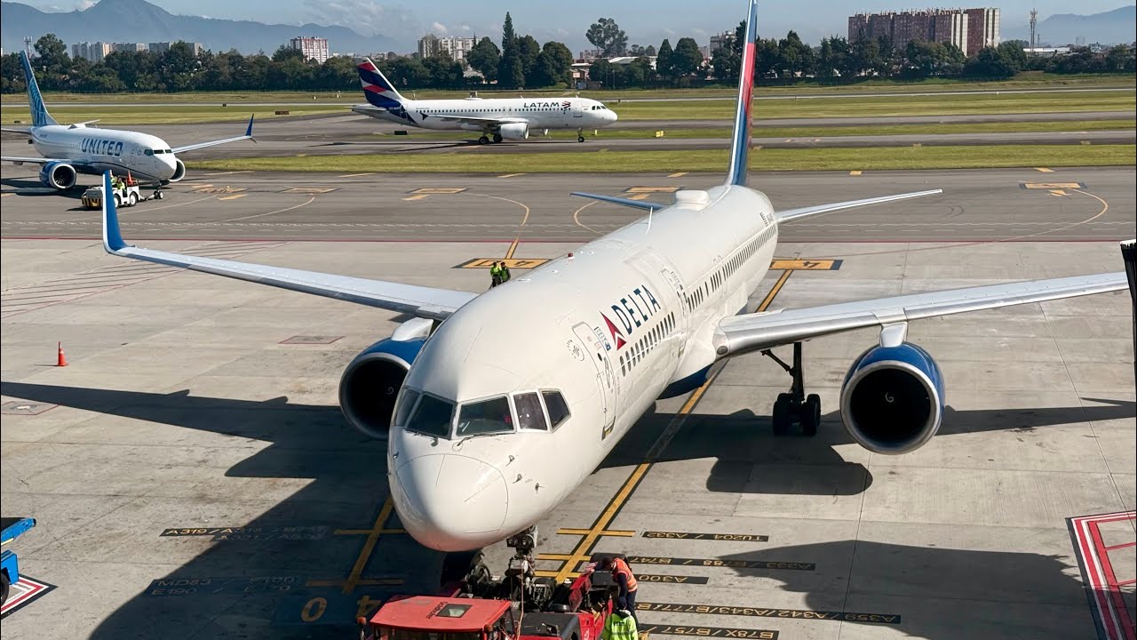 Delta Boeing 757-200 despegando de Bogota El Dorado