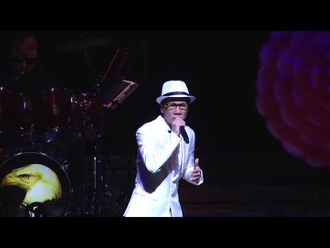王雷在谢金石的40年光辉岁月演唱会里演唱 《妈妈请你也保重》  【熊生】