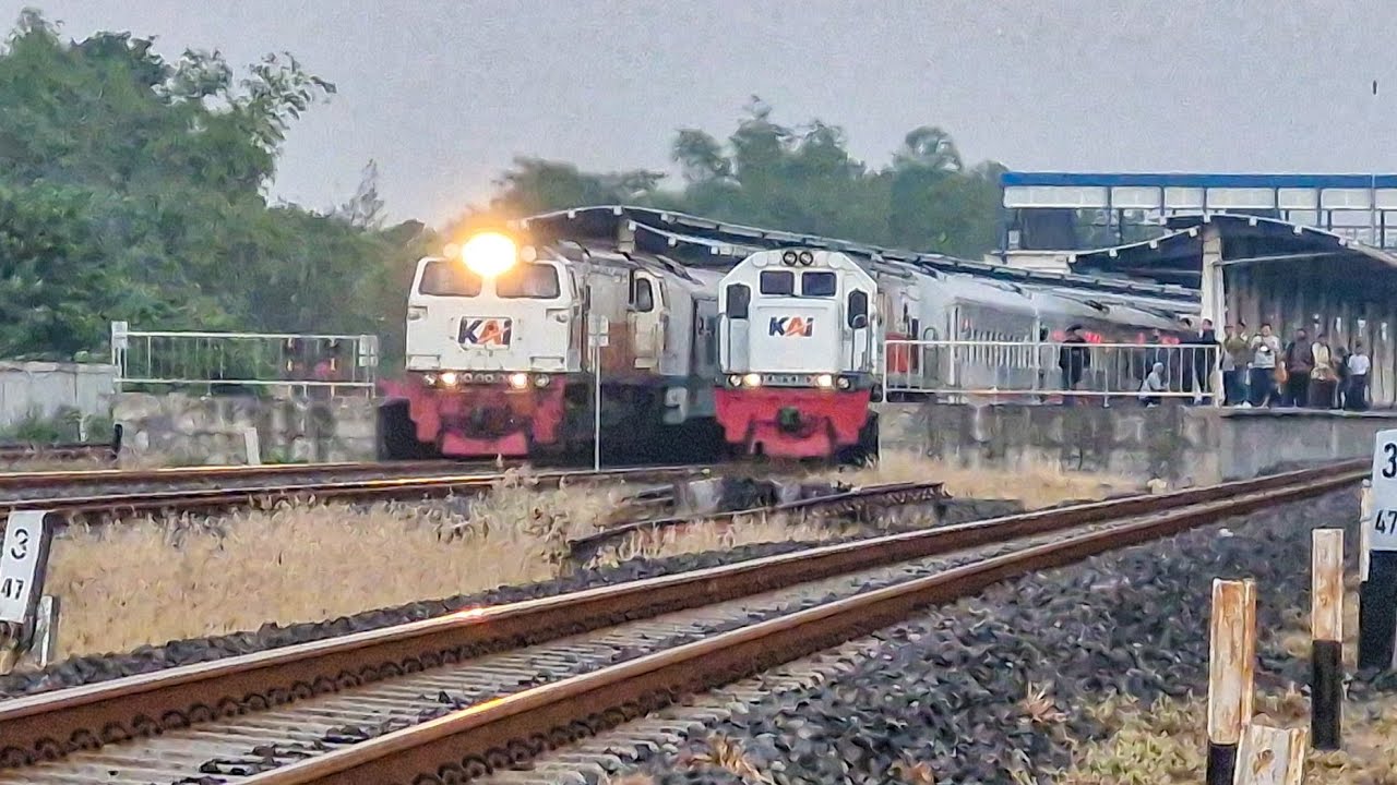 KERETA TERPANJANG NGEBUT BRUTAL KLAKSON PANJANG MENYUSUL KERETA LOKAL!! Kereta Api di Stasiun Tarik