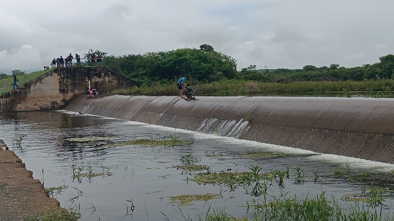 AUMENTA O VOLUME DÁGUA NO AÇUDE MUQUÉM EM CARIÚS CEARÁ HOJE 04.03.2026