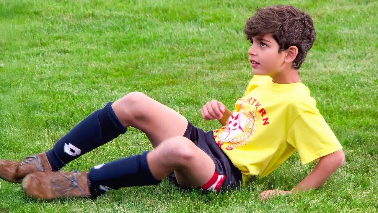 Бедный мальчик находит таинственные туфли, которые превращают его в суперзвезд