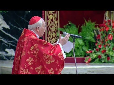 saludo-del-cardenal-giovanni-battista-re,-decano-del-colegio-cardenalicio-al-papa-francisco
