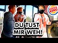 KUNDE GREIFT MICH AN?! | Veganer zeigt Burger King wie Tiere ERMORDET werden | Befreit die Tiere!