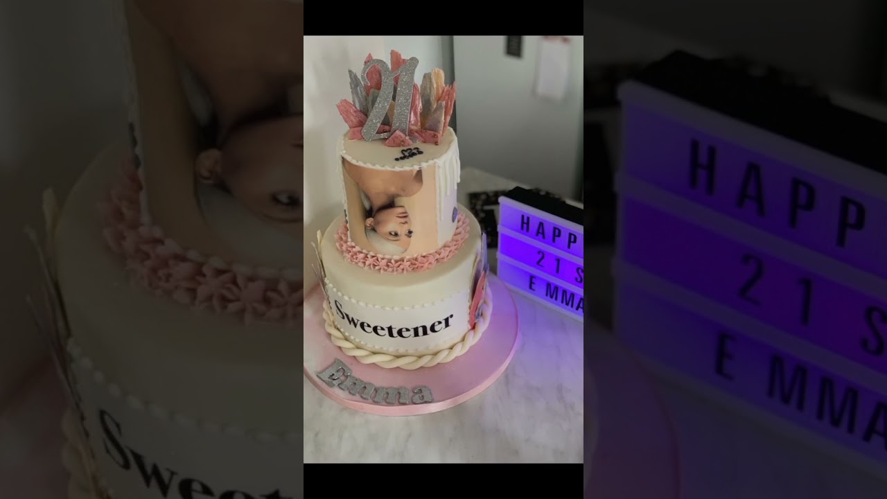 Ariana Grande and her différent cakes