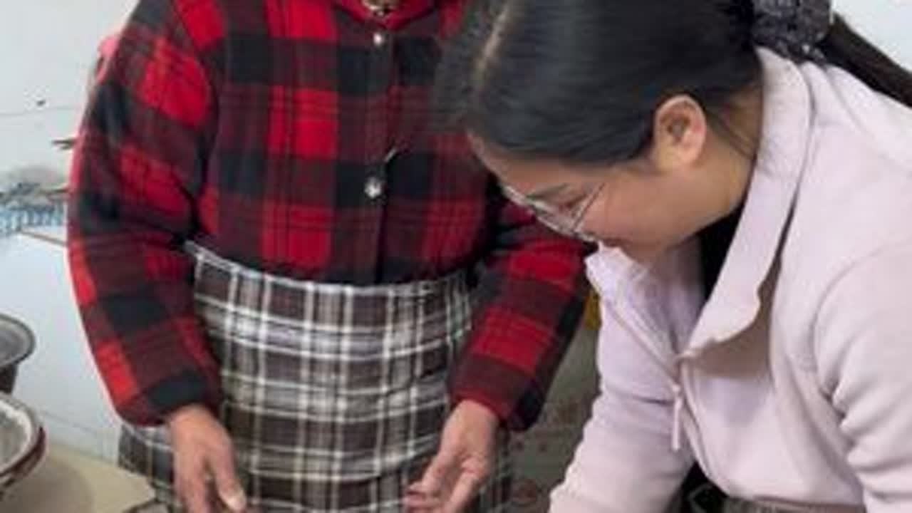 今天买了俺爸最喜欢吃的五花肉，还在恢复期买点他喜欢吃的。马上过年了，两个哥都不在家家里冷冷清清的，俺一家子一来瞬间热闹了不少，过年了这个碎的鹿茸菇包大包子太适合了，这两天快递就停了，现在是现拍现...