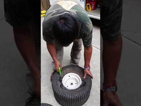 Video: ¿Cómo se coloca un neumático de cortadora de césped?