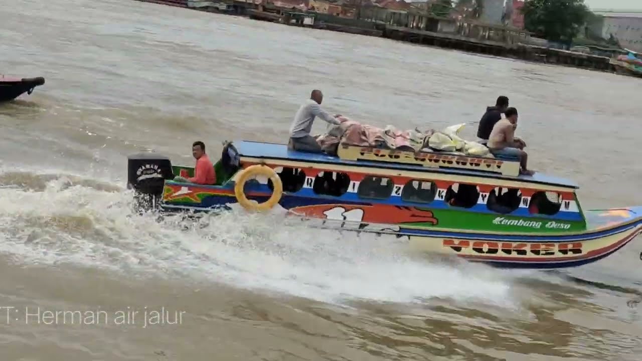 speedboat, motor jukung,Tug Boat,& perahu ketek aktifitas sungai Musi dekat jembatan Ampera
