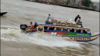 speedboat, motor jukung,Tug Boat,& perahu ketek aktifitas sungai Musi dekat jembatan Ampera
