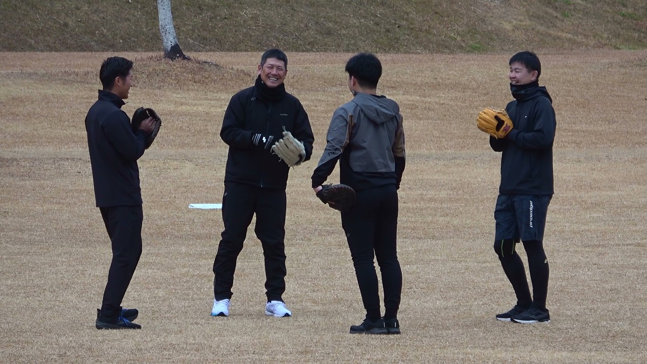 【審判ウォッチ（キャンプ編）】オリックスキャンプに派遣されたNPB審判員4名（班長：津川力クルーチーフ）、公園内広場で開校している「津川塾」の様子【2026.2.6 ＠宮崎市清武総合運動公園】